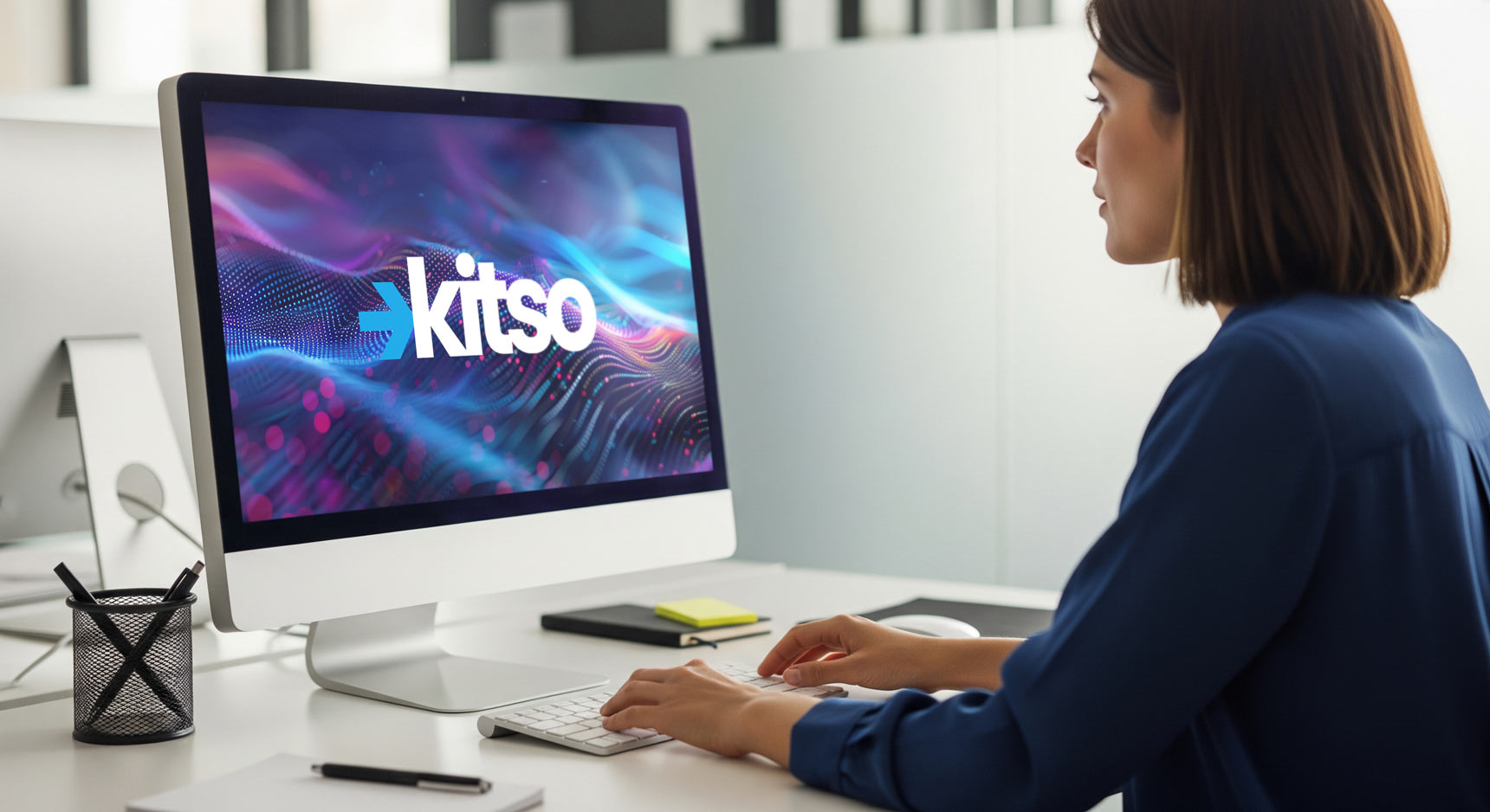 Dame sitzt vor einen Computer mit der Aufschrift KITSO