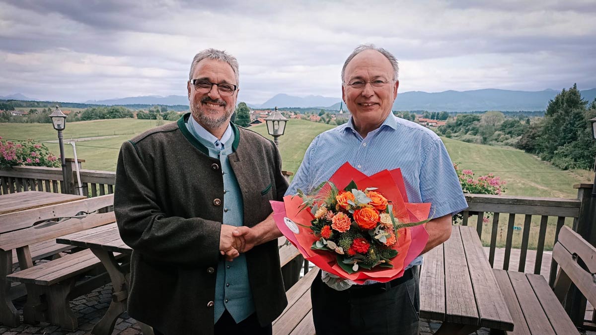 Michael Falkenhahn und Leonhard Wöhr mit Blumenstrauß